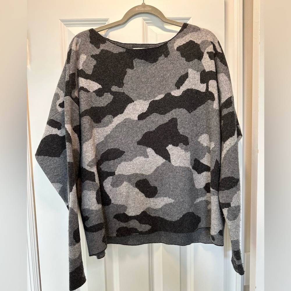 EUC Vineyard Vines Sweater size XL. It’s in a grey camo pattern. Generous fit.